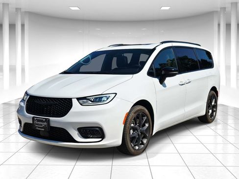 Certified 2024 Chrysler Pacifica Limited w/ S Appearance Package AWD/4WD image 7
