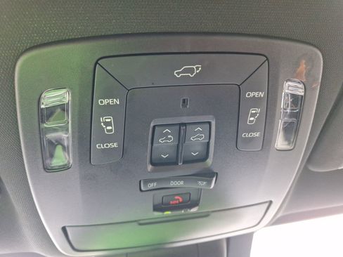Used 2025 Toyota Sienna Platinum AWD/4WD image 27