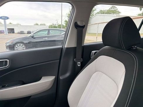 Used 2025 Hyundai Venue SEL FWD image 4