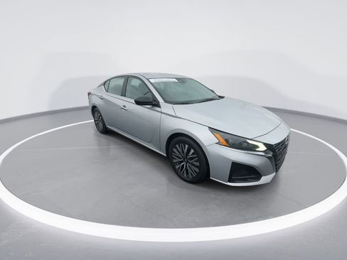 Used 2024 Nissan Altima 2.5 SV image 2