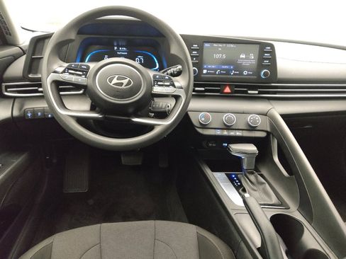 Used 2025 Hyundai Elantra SE FWD image 22
