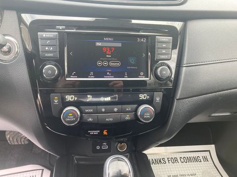 Used 2020 Nissan Rogue SV image 23