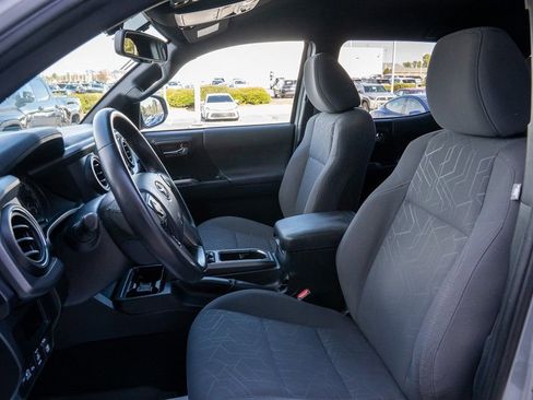 Used 2017 Toyota Tacoma TRD Sport w/ Tow Package (A/T) image 9