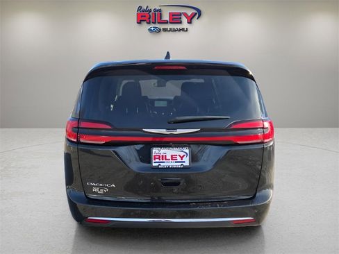 Used 2023 Chrysler Pacifica Touring-L image 4