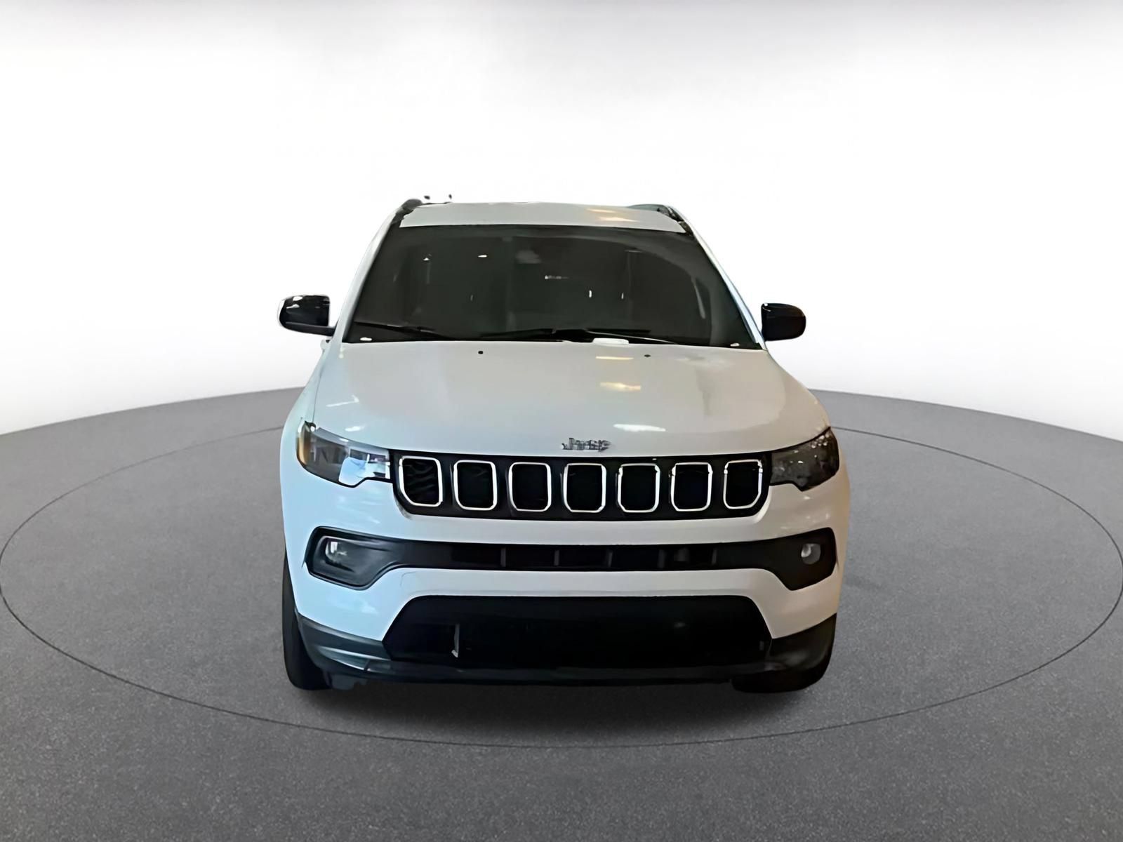 Used 2025 Jeep Compass Latitude AWD/4WD image 4