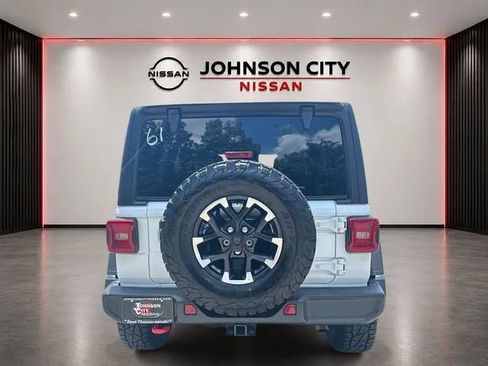 Used 2025 Jeep Wrangler Unlimited Rubicon AWD/4WD image 6