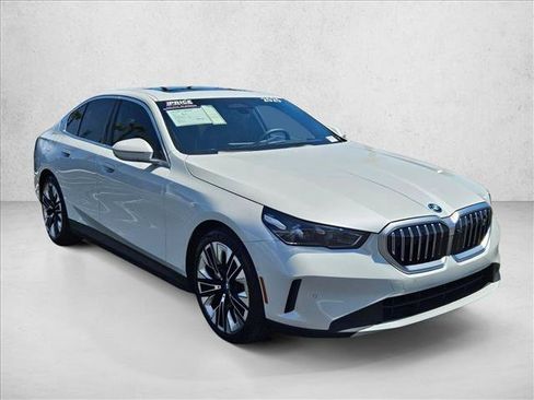 Used 2025 BMW i5 eDrive40i w/ Premium Package RWD image 3