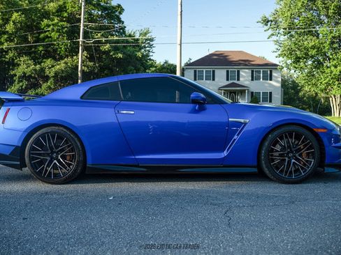 Used 2024 Nissan GT-R AWD/4WD image 9
