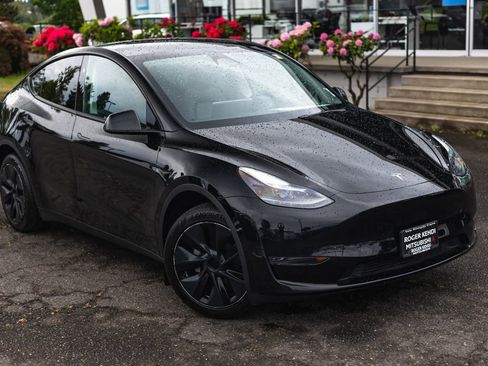 Used 2025 Tesla Model Y Long Range RWD image 2