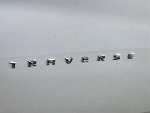 Used 2023 Chevrolet Traverse LT image 3