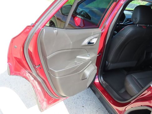 Used 2025 Chevrolet Trax RS w/ Sunroof Package FWD image 27