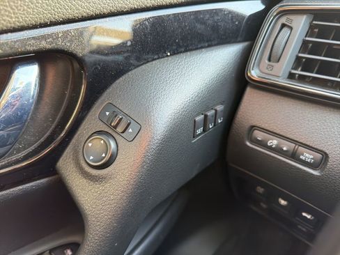 Used 2018 Nissan Rogue SL w/ Premium Package image 19