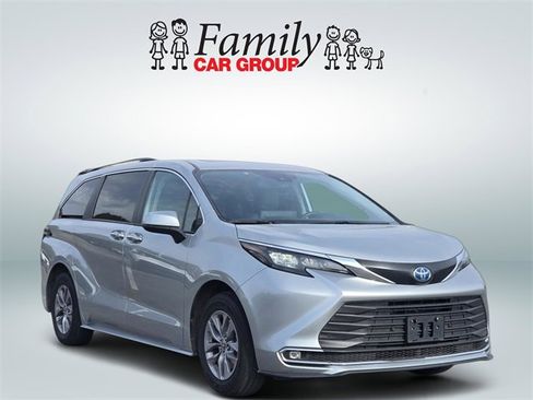 Used 2024 Toyota Sienna XLE image 2
