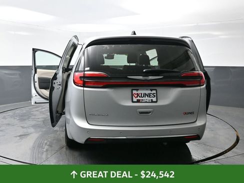 Used 2024 Chrysler Pacifica Touring-L FWD image 62