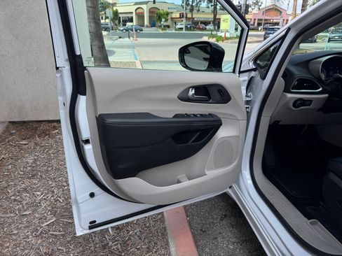 Used 2024 Chrysler Pacifica Touring-L FWD image 18