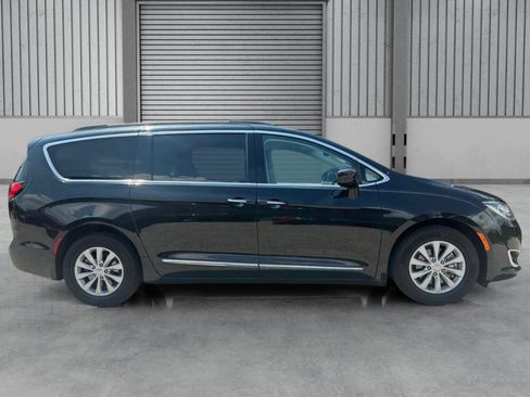 Used 2017 Chrysler Pacifica Touring-L FWD image 29