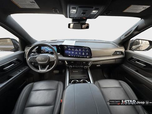 Used 2025 Chevrolet Suburban Z71 AWD/4WD image 9