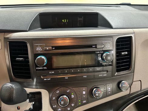 Used 2012 Toyota Sienna FWD image 38