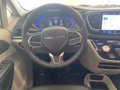 Used 2024 Chrysler Pacifica Touring-L FWD image 23