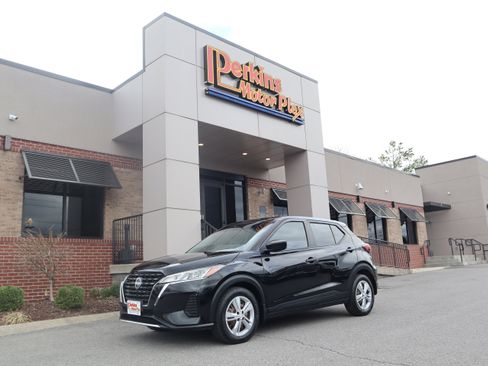 Used 2022 Nissan Kicks S image 31