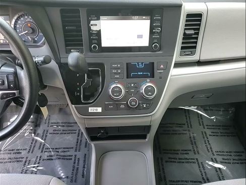 Used 2020 Toyota Sienna L image 25