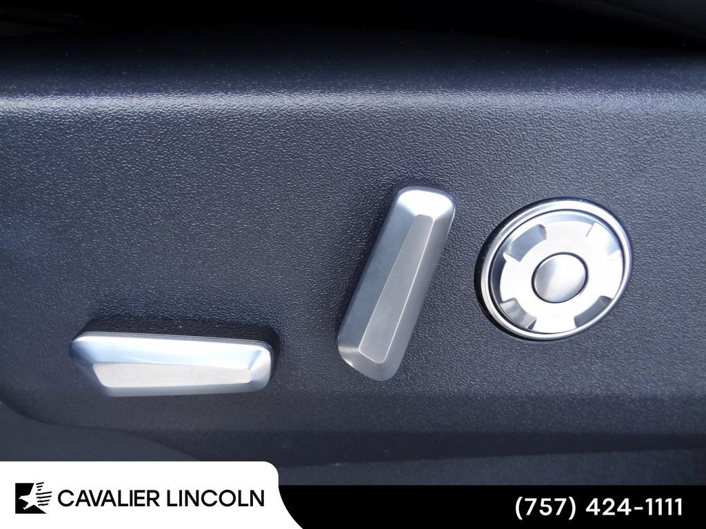 Used 2026 Lincoln Navigator L Premier AWD/4WD image 7
