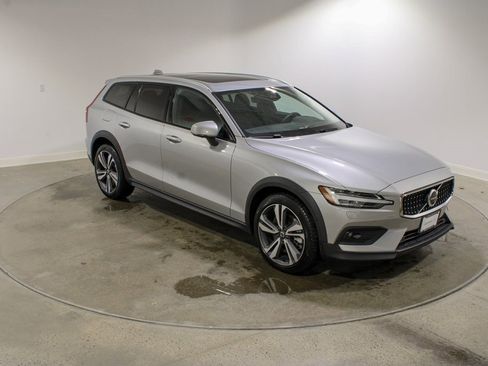 Used 2025 Volvo V60 B5 Cross Country Plus image 7