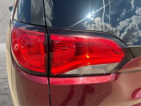 Used 2018 Chrysler Pacifica Touring-L Plus w/ Tire & Wheel Group FWD image 21