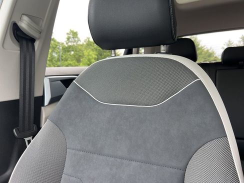 New 2026 Volkswagen Taos SE FWD image 21