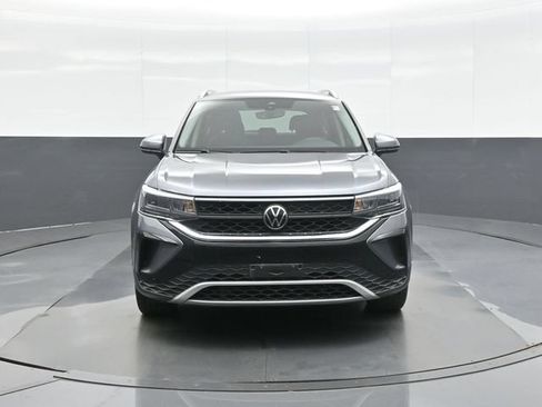 Used 2023 Volkswagen Taos SE FWD image 2