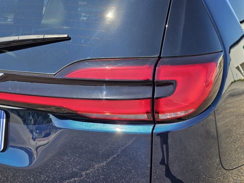 Used 2023 Chrysler Pacifica Touring-L FWD image 9