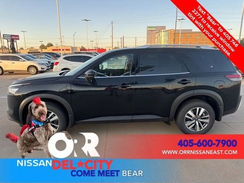 New 2025 Nissan Pathfinder SL image 2