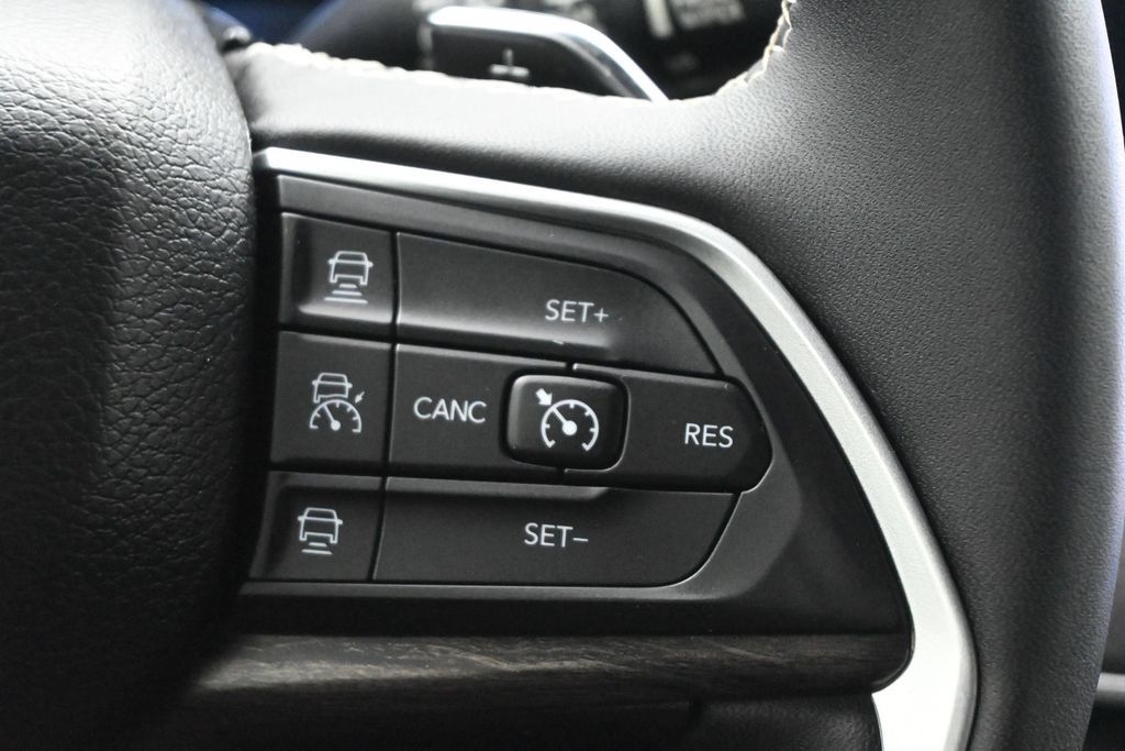 Used 2023 Jeep Grand Cherokee Limited w/ Black Appearance Package RWD image 8