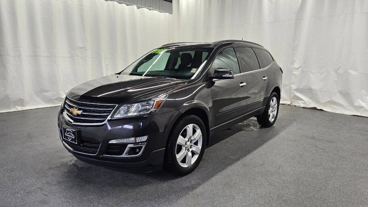 Used 2017 Chevrolet Traverse LT w/ Style and Technology Package FWD image 1