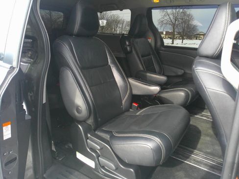 Used 2018 Toyota Sienna SE image 13