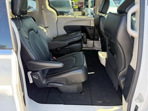 Certified 2023 Chrysler Pacifica Touring-L FWD image 36