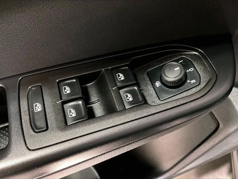 Used 2024 Volkswagen Taos SE image 39