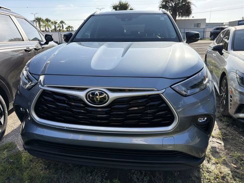 Used 2024 Toyota Highlander XLE FWD image 2