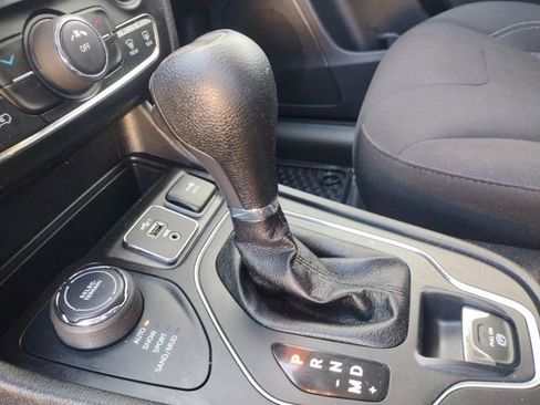 Used 2019 Jeep Cherokee Latitude w/ Cold Weather Group image 25