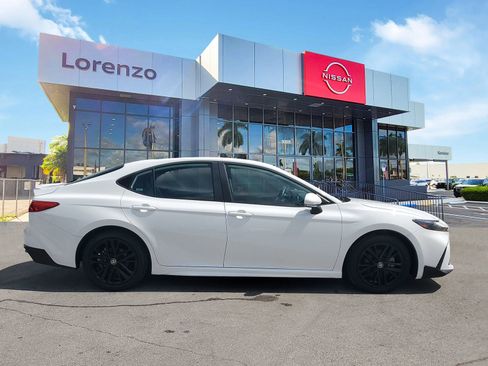 Used 2025 Toyota Camry SE image 4