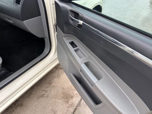 Used 2005 Chrysler 300 Touring image 21