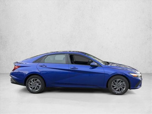 Used 2024 Hyundai Elantra SEL image 3