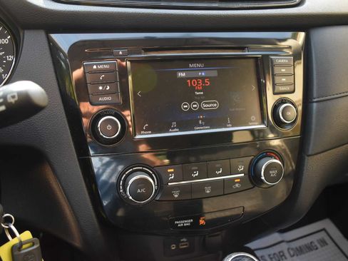 Used 2018 Nissan Rogue S AWD/4WD image 22