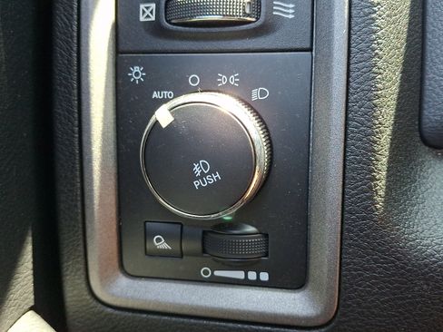 Used 2015 RAM 1500 Express AWD/4WD image 26