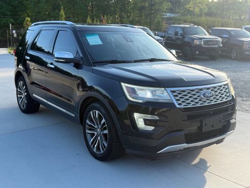 Used 2017 Ford Explorer Platinum image 3