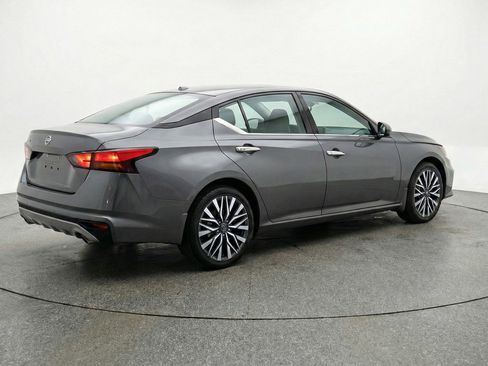 Used 2025 Nissan Altima 2.5 SV FWD image 9