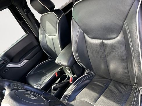 Used 2018 Jeep Wrangler Sahara w/ Connectivity Group AWD/4WD image 13