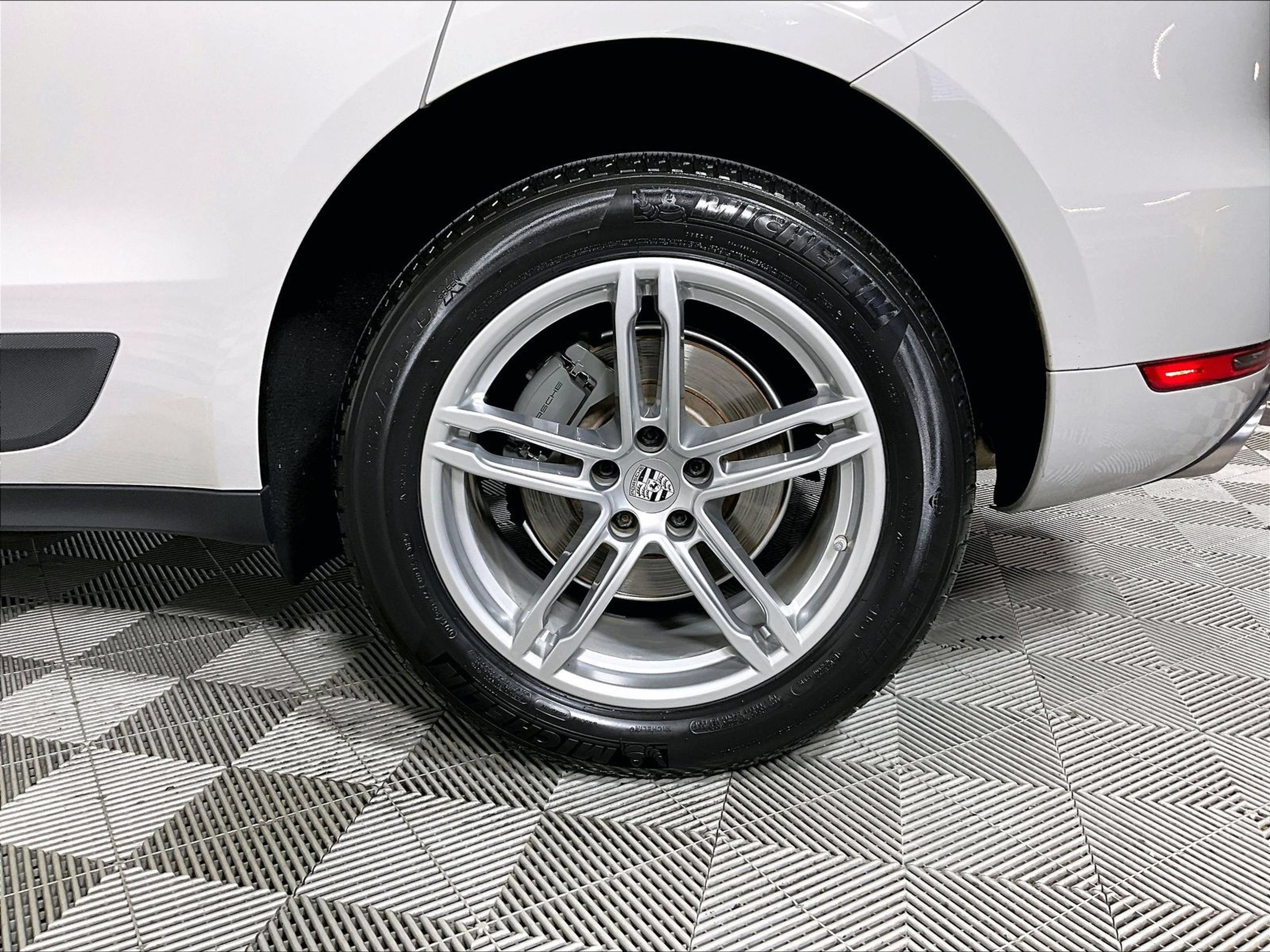 Certified 2021 Porsche Macan S AWD/4WD image 28