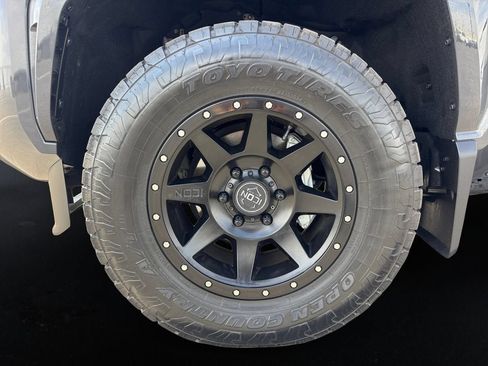 Used 2025 Toyota Tacoma SR5 AWD/4WD image 9