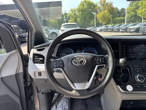 Used 2020 Toyota Sienna LE FWD image 13